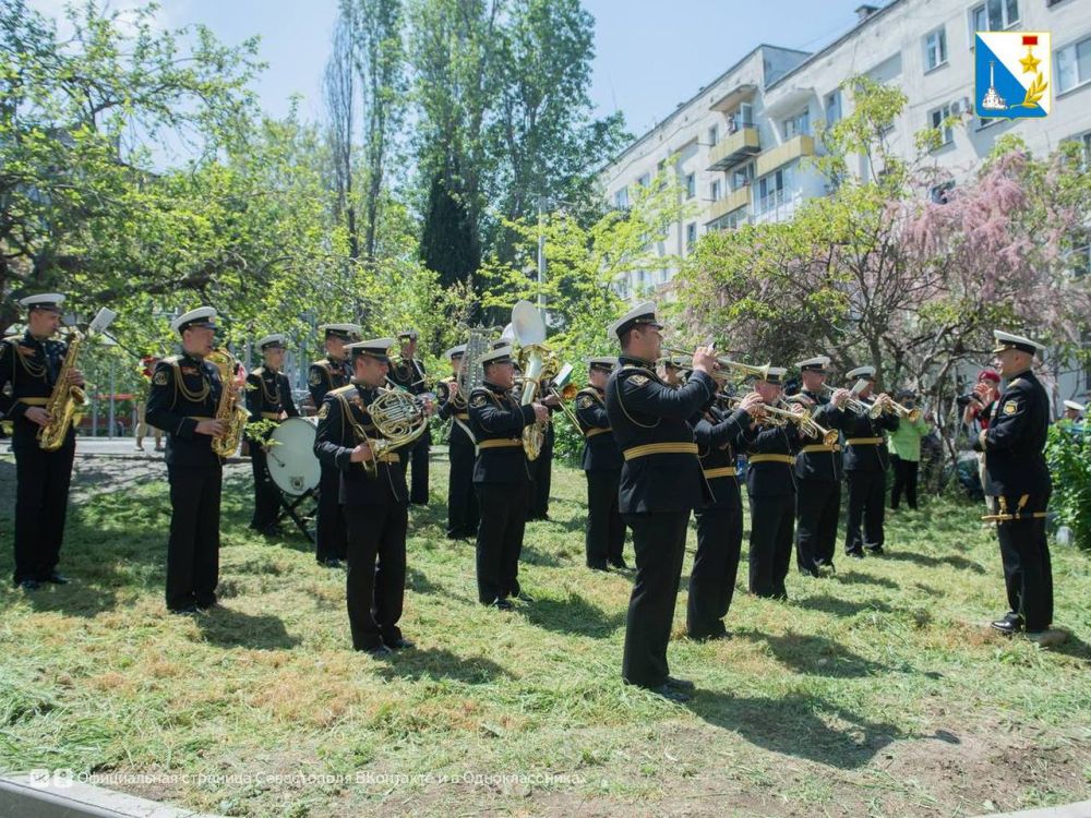 Дворовые парады для героев: Севастополь чествует ветеранов