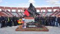 Гости из Германии и «Ночные волки» возложили цветы к мемориалу в Москве
