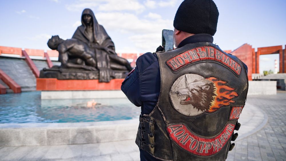 Гости из Германии и «Ночные волки» возложили цветы к мемориалу в Москве Гости из Германии и «Ночные волки» возложили цветы к мемориалу в Москве
