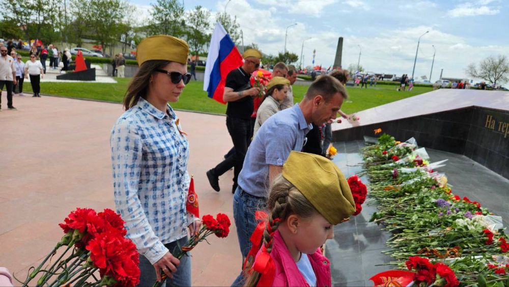 :      80-            1941-1944 .  