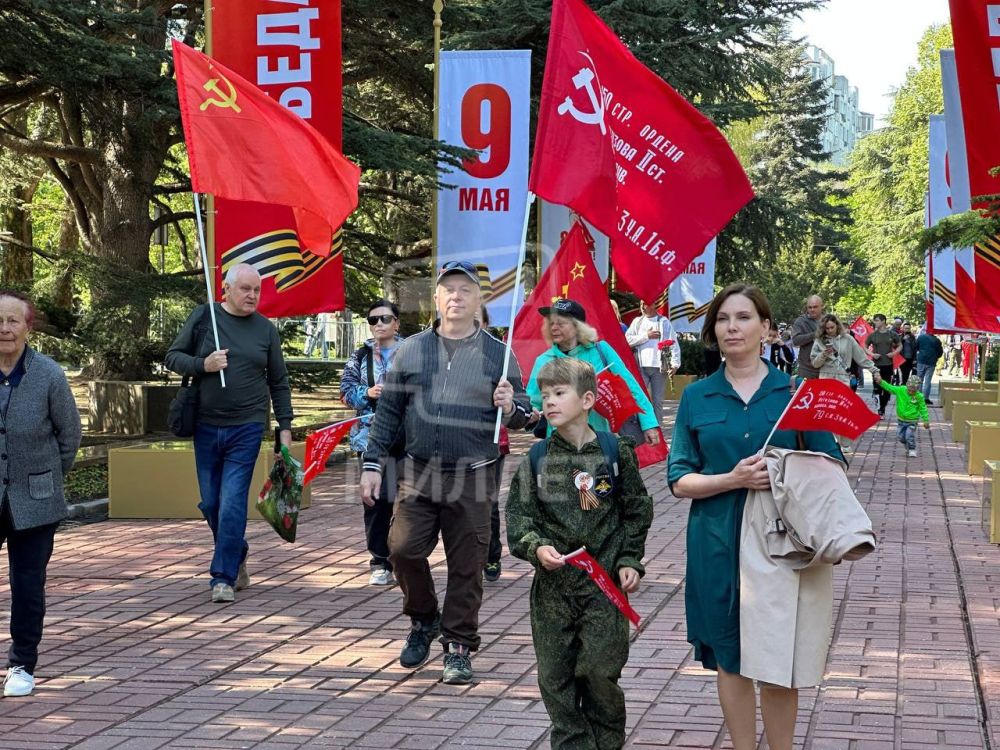 В Симферополе возложили цветы на Могиле Неизвестного Солдата в гагаринском парке