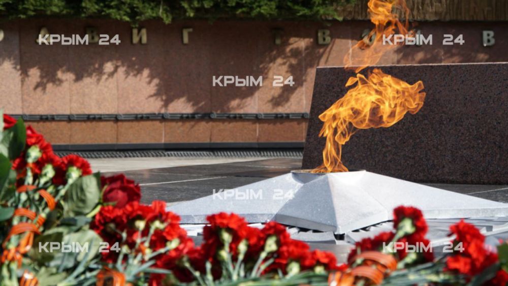 В День Победы власти Крыма возложили цветы к Вечному огню В День Победы власти Крыма возложили цветы к Вечному огню