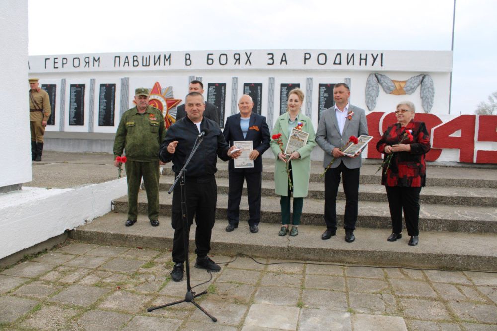 в селе Батальное на Братской могиле советских воинов торжественно открыли два памятных знака бойцам и командирам Красной армии в селе Батальное на Братской могиле советских воинов торжественно открыли два памятных знака бойцам и командирам Красной армии