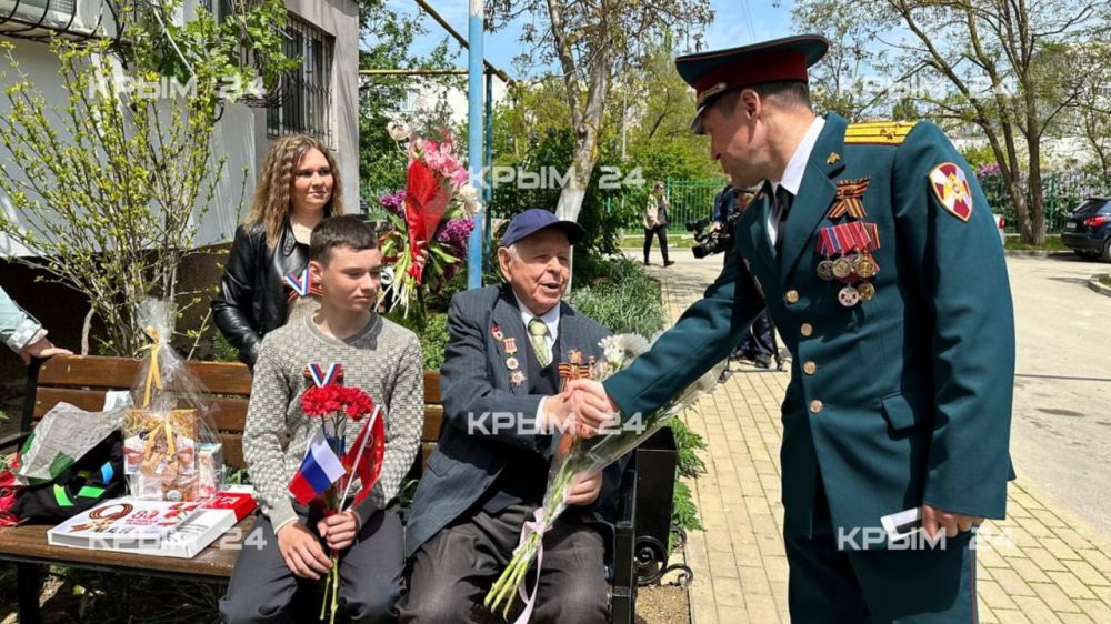 В Керчи ветерану Великой Отечественной войны провели парад у дом В Керчи ветерану Великой Отечественной войны провели парад у дом