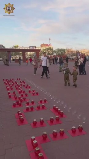 Апти Алаудинов: Евпаторийцы Вася и Максим поздравляют с Днём Великой Победы всех наших людей! Мальчишки пришли на мемориал Красная Горка, чтобы прочитать стих и возложить цветы