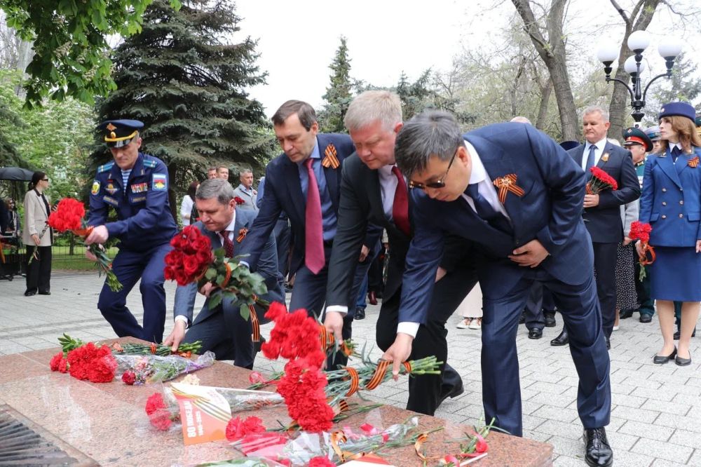В Феодосии состоялась церемония возложения цветов к Вечному огню и стеле «Город воинской славы»
