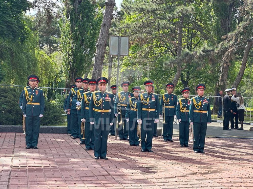 В Симферополе возложили цветы на Могиле Неизвестного Солдата в гагаринском парке