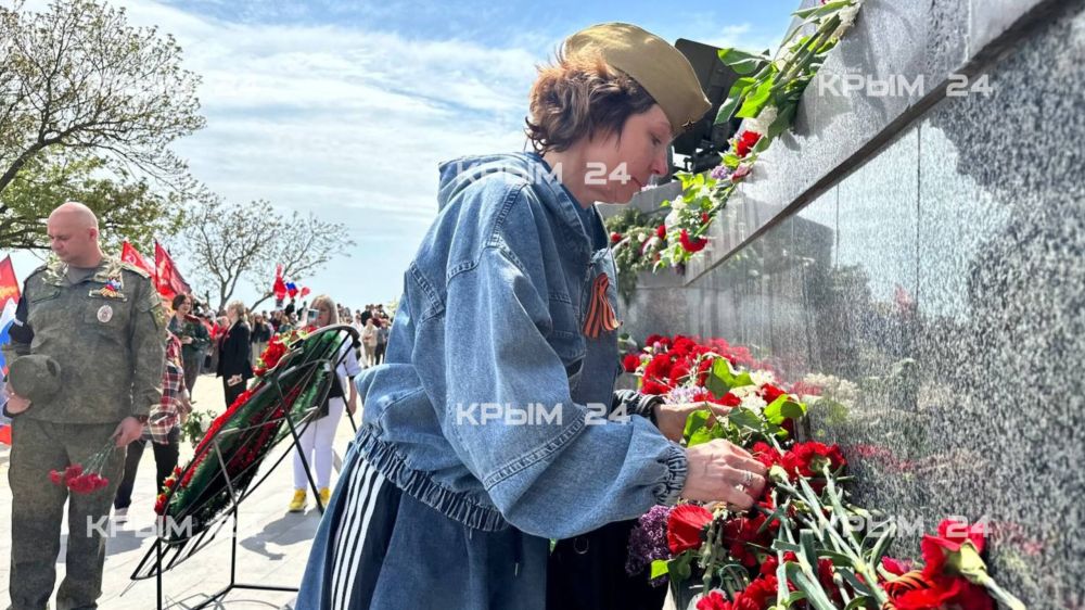 На горе Митридат в Керчи подняли Знамя Победы На горе Митридат в Керчи подняли Знамя Победы