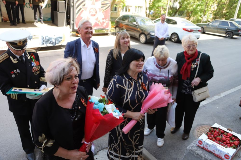 Анжелика Ястребова: Персональное поздравление с 80-й годовщиной Победы у своего дома принимала ветеран Великой Отечественной войны Меледина Антонина Александровна