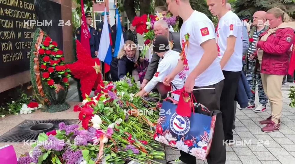 В Феодосии горожане несут цветы к Вечному огню
