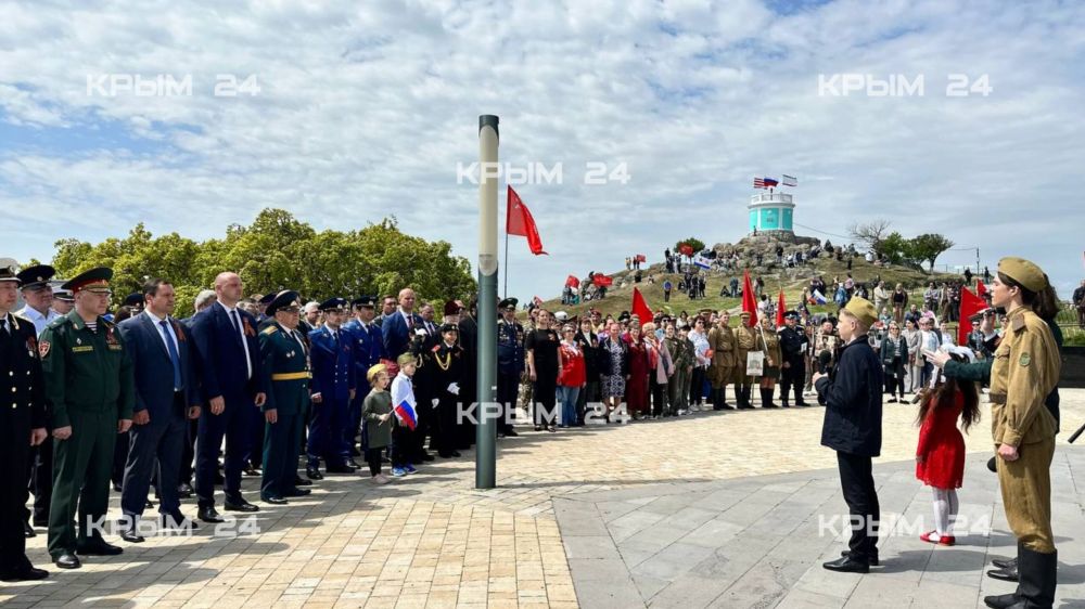На горе Митридат в Керчи подняли Знамя Победы На горе Митридат в Керчи подняли Знамя Победы