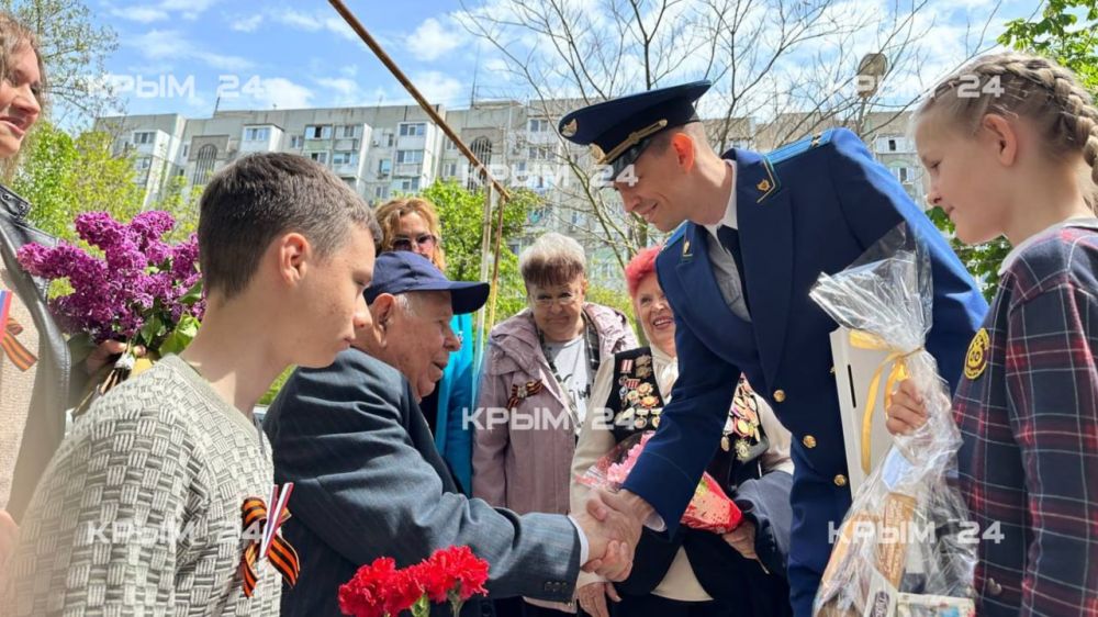 В Керчи ветерану Великой Отечественной войны провели парад у дом В Керчи ветерану Великой Отечественной войны провели парад у дом