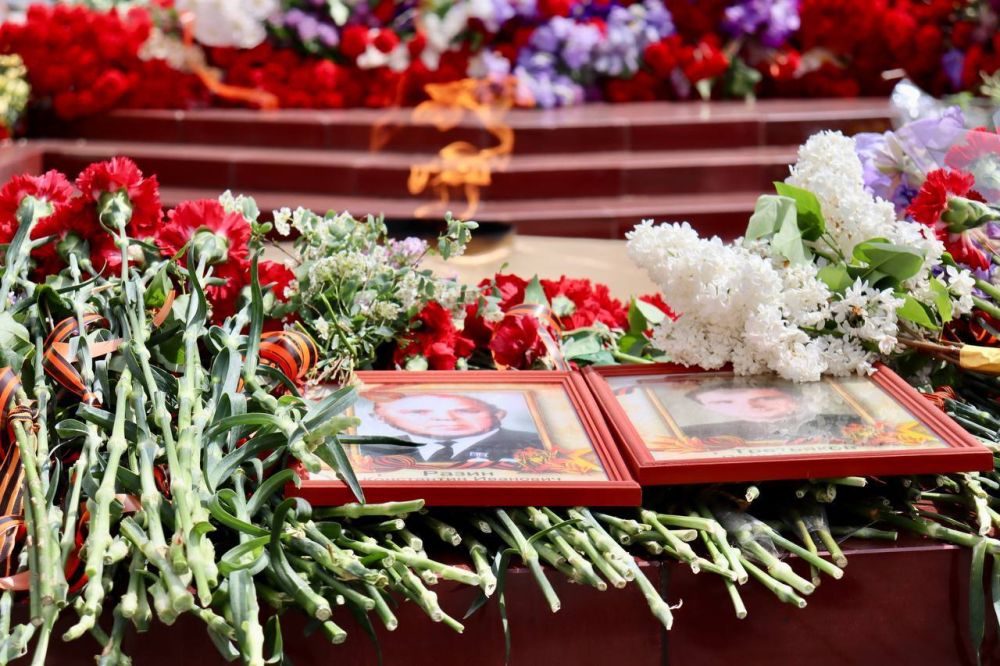 С Днём Великой Победы. Сегодня в Ялте, на мемориальном комплексе «Холм Славы», активисты «Волонтёров Победы» поздравили горожан и гостей с одним из самых значимых праздников нашей страны