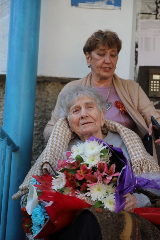 Персональное поздравление с 80-й годовщиной Победы у своего дома принимала ветеран ВОВ Меледина Антонина Александровна Персональное поздравление с 80-й годовщиной Победы у своего дома принимала ветеран ВОВ Меледина Антонина Александровна