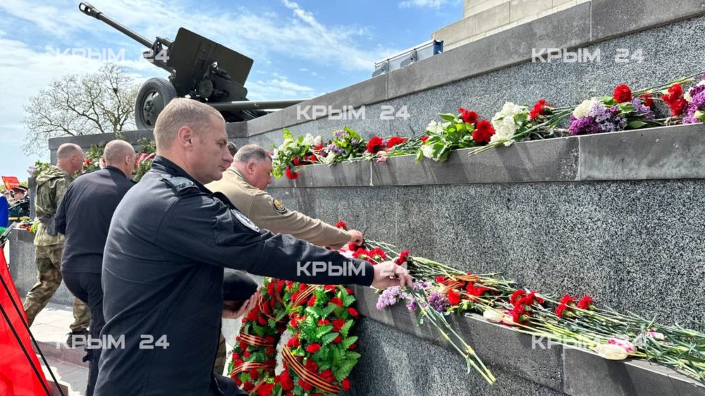 На горе Митридат в Керчи подняли Знамя Победы На горе Митридат в Керчи подняли Знамя Победы