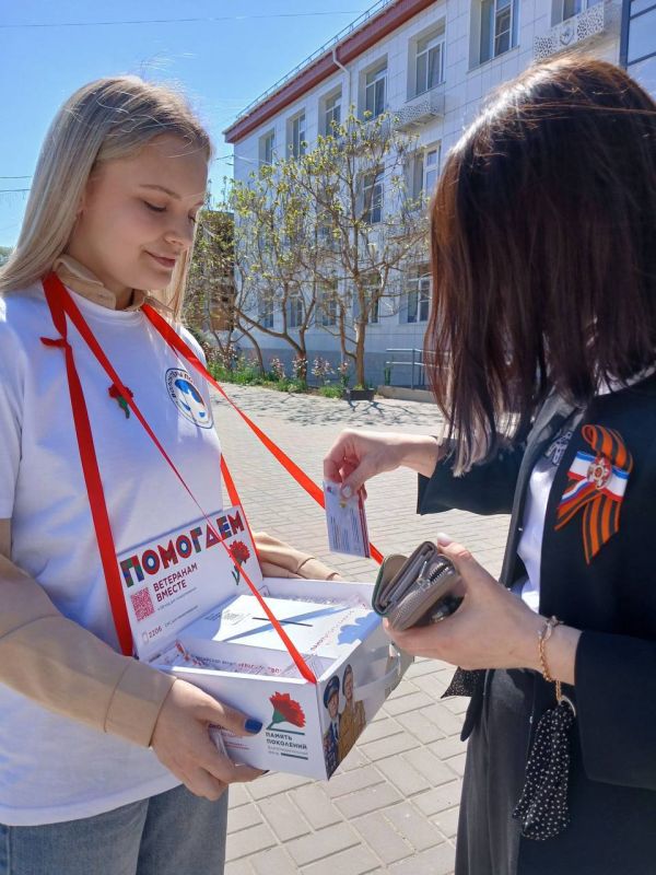 Волонтеры Победы Джанкойского района поздравили жителей с Днем Великой Победы и раздали георгиевские ленточки, рассказавая об истории одного из главных символов сегодняшнего праздников