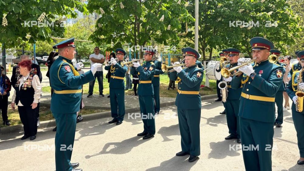 В Керчи ветерану Великой Отечественной войны провели парад у дом В Керчи ветерану Великой Отечественной войны провели парад у дом