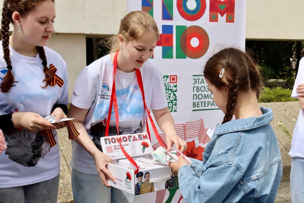 С Днём Великой Победы. Сегодня в Ялте, на мемориальном комплексе «Холм Славы», активисты «Волонтёров Победы» поздравили горожан и гостей с одним из самых значимых праздников нашей страны