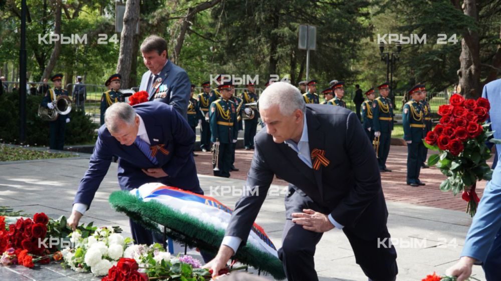 В День Победы власти Крыма возложили цветы к Вечному огню В День Победы власти Крыма возложили цветы к Вечному огню