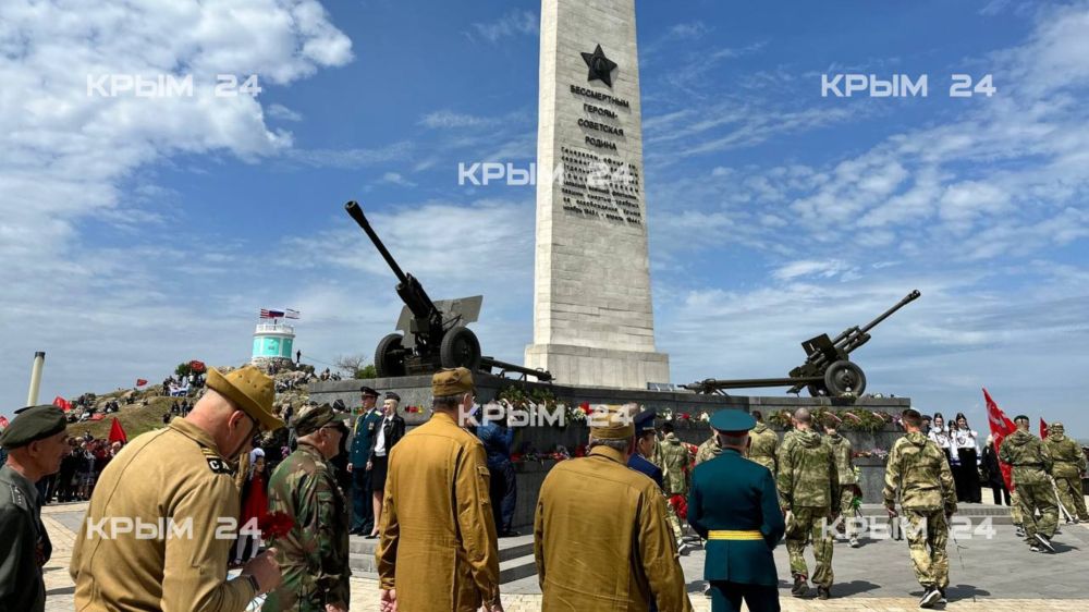 На горе Митридат в Керчи подняли Знамя Победы На горе Митридат в Керчи подняли Знамя Победы