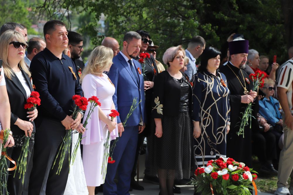 На территории Братского кладбища Ханского дворца состоялся торжественный митинг, посвящённый 80-годовщине Победы в ВОВ На территории Братского кладбища Ханского дворца состоялся торжественный митинг, посвящённый 80-годовщине Победы в ВОВ