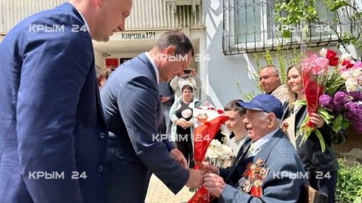 В Керчи ветерану Великой Отечественной войны провели парад у дом