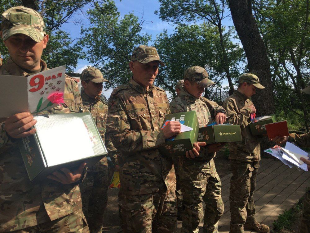 На праздничном построении сегодня бойцам раздали подарки от Минобороны и письма, которые волонтёры привезли от ребят Михайловской и Ореховской школ Сакского района Крыма