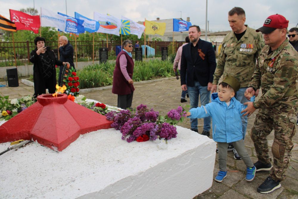в селе Батальное на Братской могиле советских воинов торжественно открыли два памятных знака бойцам и командирам Красной армии в селе Батальное на Братской могиле советских воинов торжественно открыли два памятных знака бойцам и командирам Красной армии