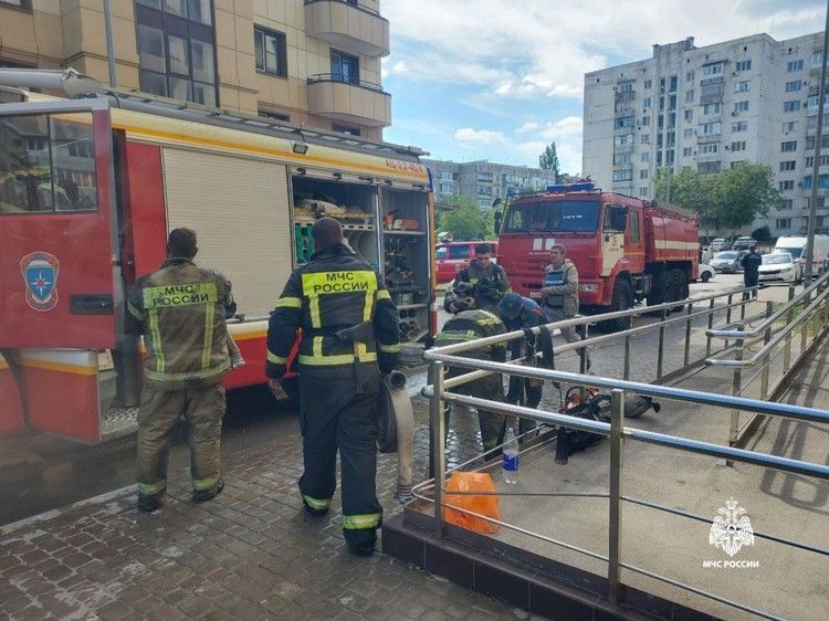 Пожар на севере Крыма: в Джанкое из многоэтажки эвакуировали 138 взрослых и детей