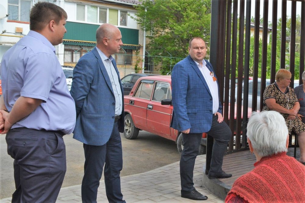 Александр Соколовский провёл встречу со старшими МКД, расположенных по улицам Петухова, Майская, Г. Подпольщиков в пгт Первомайское Александр Соколовский провёл встречу со старшими МКД, расположенных по улицам Петухова, Майская, Г. Подпольщиков в пгт Первомайское