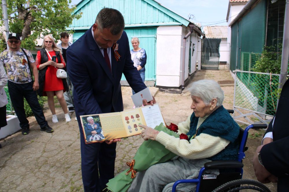 С Днём Победы поздравили ветеранов Великой Отечественной войны в Ленинском районе