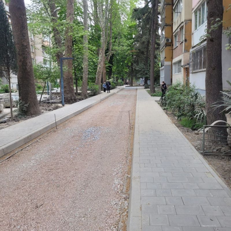 Продолжаются работы по благоустройству придомовой территории по улице Платановая, 6. Продолжаются работы по благоустройству придомовой территории по улице Платановая, 6.