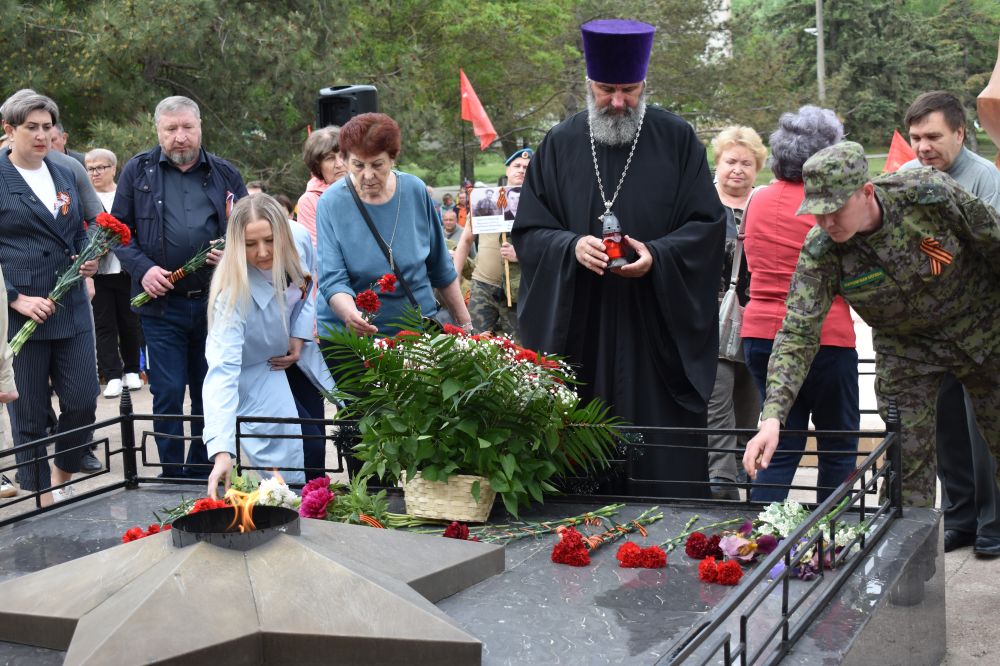 Возложение цветов ко Дню Победы Возложение цветов ко Дню Победы