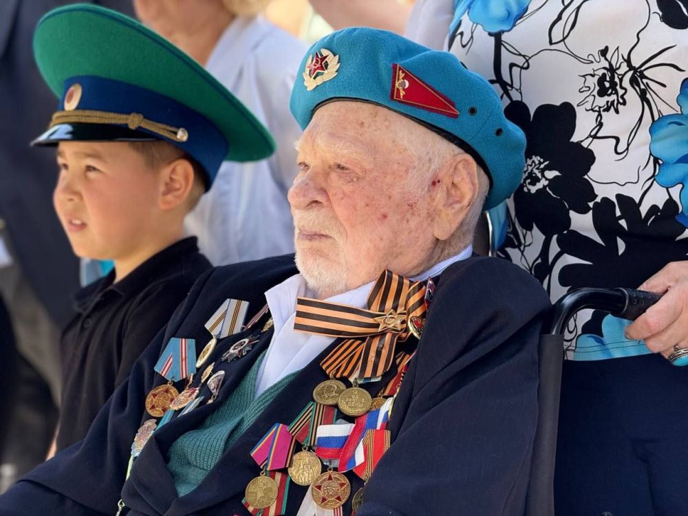 Руководители Советского района поздравили ветерана Великой Отечественной войны Владимира Ивановича Левина с Днем Победы! Руководители Советского района поздравили ветерана Великой Отечественной войны Владимира Ивановича Левина с Днем Победы!