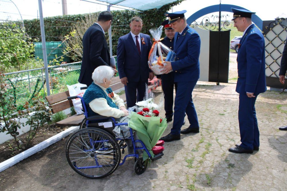 С Днём Победы поздравили ветеранов Великой Отечественной войны в Ленинском районе