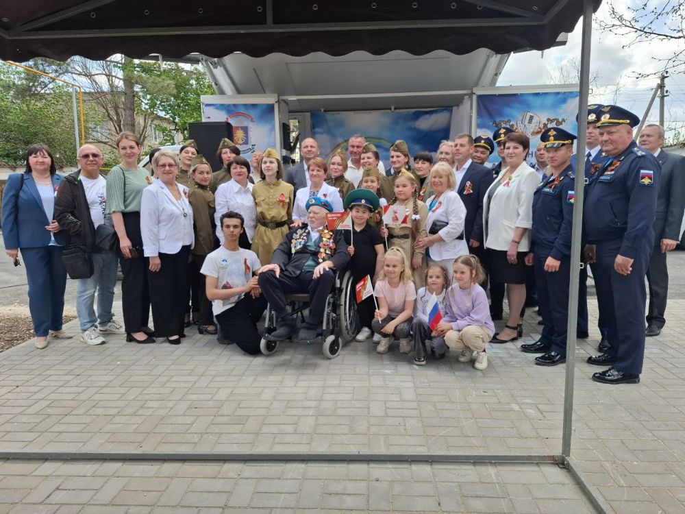 Руководители Советского района поздравили ветерана Великой Отечественной войны Владимира Ивановича Левина с Днем Победы! Руководители Советского района поздравили ветерана Великой Отечественной войны Владимира Ивановича Левина с Днем Победы!