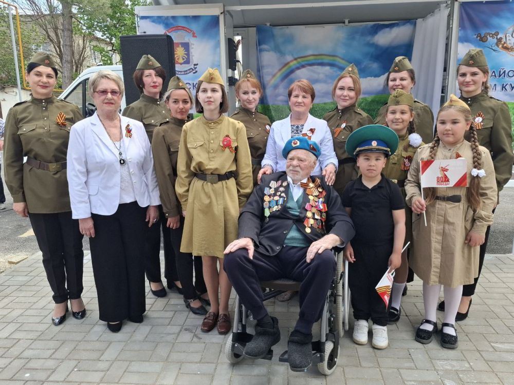Руководители Советского района поздравили ветерана Великой Отечественной войны Владимира Ивановича Левина с Днем Победы! Руководители Советского района поздравили ветерана Великой Отечественной войны Владимира Ивановича Левина с Днем Победы!
