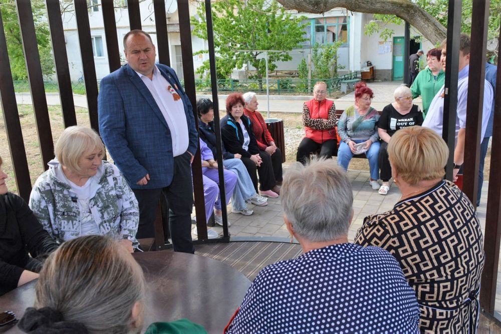 Александр Соколовский провёл встречу со старшими МКД, расположенных по улицам Петухова, Майская, Г. Подпольщиков в пгт Первомайское Александр Соколовский провёл встречу со старшими МКД, расположенных по улицам Петухова, Майская, Г. Подпольщиков в пгт Первомайское