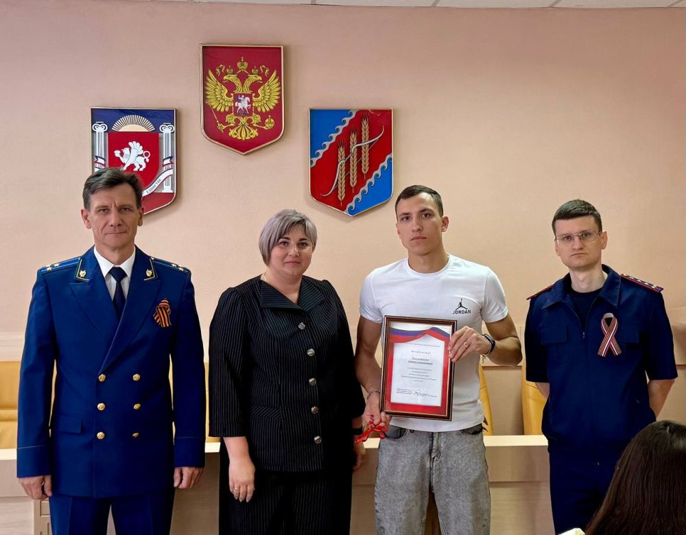 В Джанкойском районе вручили ключи от квартир лицам из числа детей-сирот В Джанкойском районе вручили ключи от квартир лицам из числа детей-сирот