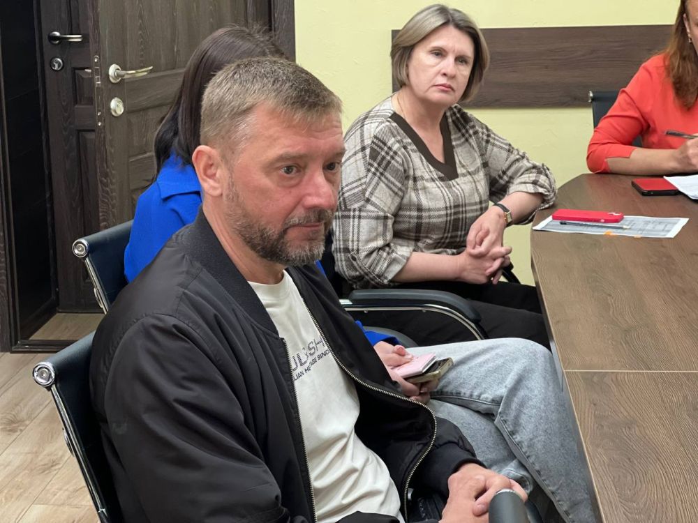 «Ежедневно рассматриваю десятки обращений жителей нашего города, касающихся самых разнообразных проблем», - Игорь Ивин. «Ежедневно рассматриваю десятки обращений жителей нашего города, касающихся самых разнообразных проблем», - Игорь Ивин.