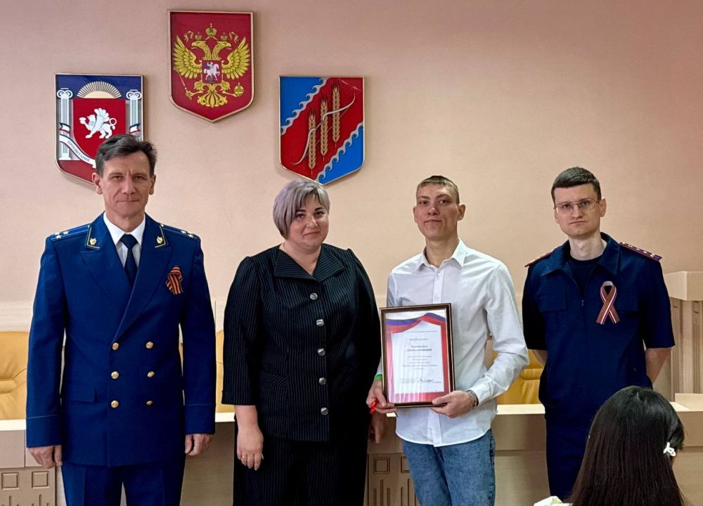 В Джанкойском районе вручили ключи от квартир лицам из числа детей-сирот В Джанкойском районе вручили ключи от квартир лицам из числа детей-сирот