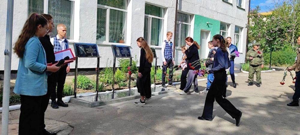 В Русаковской средней школе увековечили память выпускников, которые с честью исполнили свой воинский долг и отдали жизнь, выполняя задачи в рамках специальной военной операции В Русаковской средней школе увековечили память выпускников, которые с честью исполнили свой воинский долг и отдали жизнь, выполняя задачи в рамках специальной военной операции