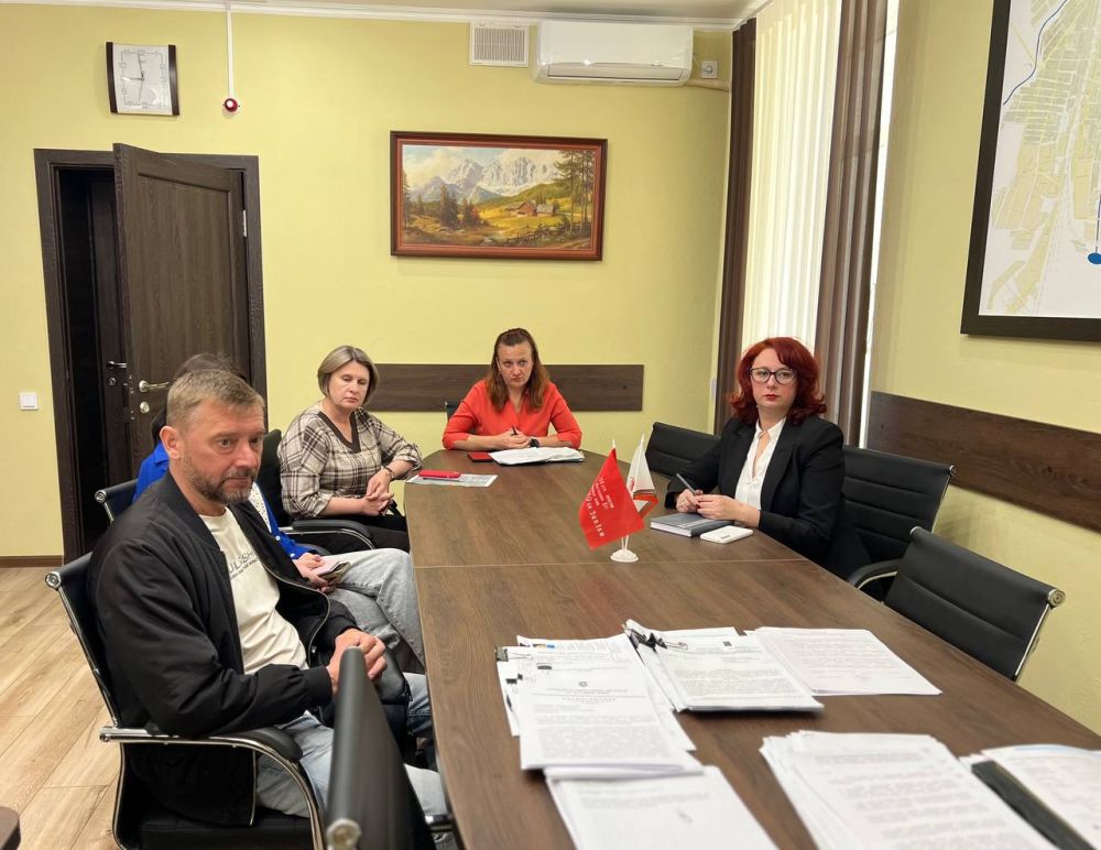 «Ежедневно рассматриваю десятки обращений жителей нашего города, касающихся самых разнообразных проблем», - Игорь Ивин. «Ежедневно рассматриваю десятки обращений жителей нашего города, касающихся самых разнообразных проблем», - Игорь Ивин.