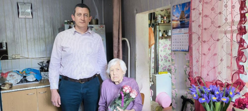 В Феодосии тружениц тыла поздравили с днем рождения В Феодосии тружениц тыла поздравили с днем рождения