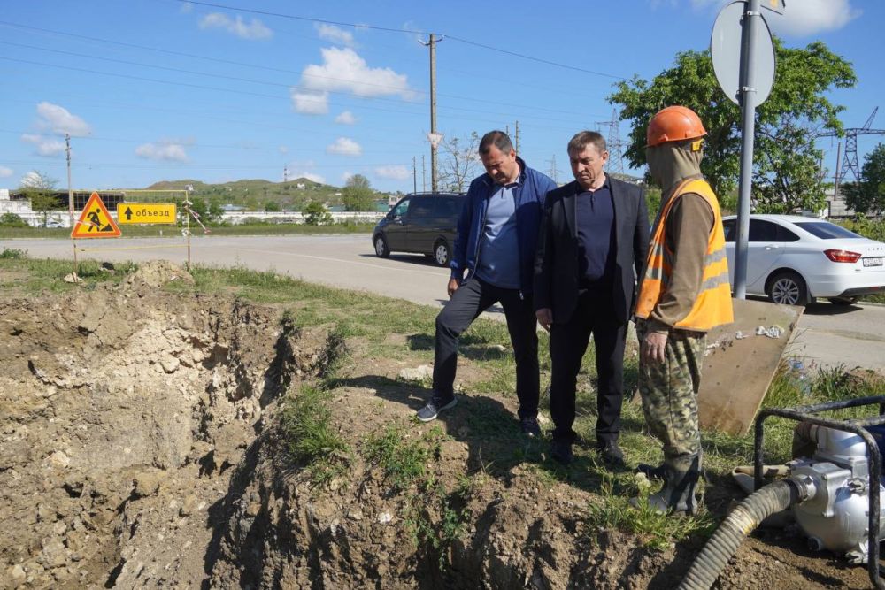В Керчи с рабочим визитом пребывает Председатель Совета министров РК Юрий Гоцанюк. В Керчи с рабочим визитом пребывает Председатель Совета министров РК Юрий Гоцанюк.