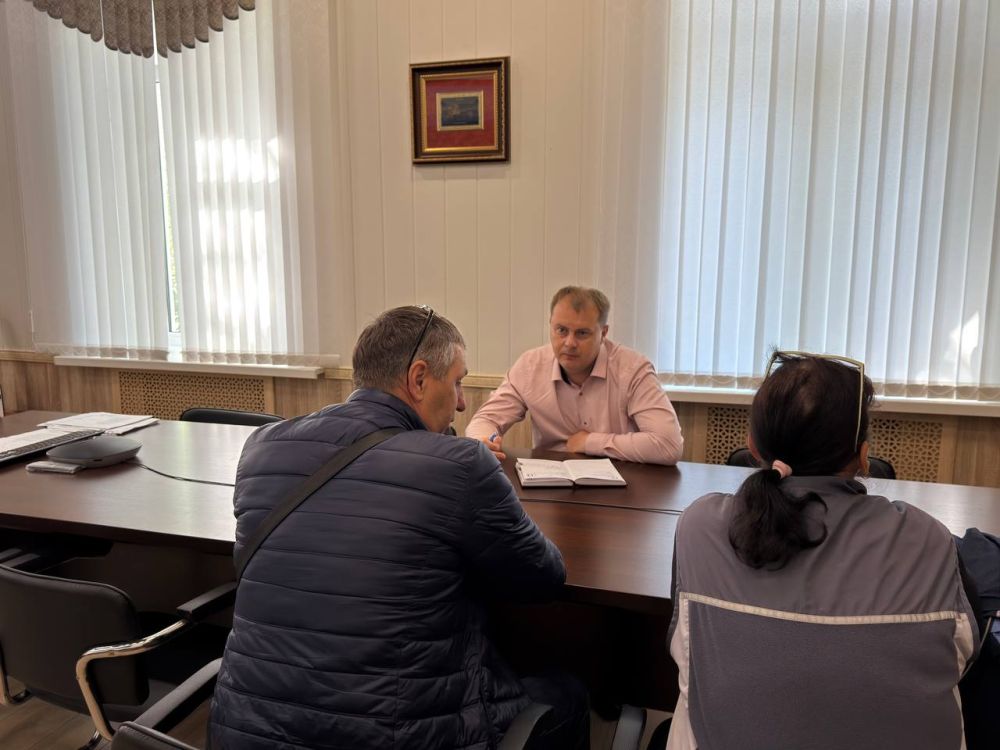 Глава администрации района Антон Кравец сегодня провел очередной прием граждан Глава администрации района Антон Кравец сегодня провел очередной прием граждан