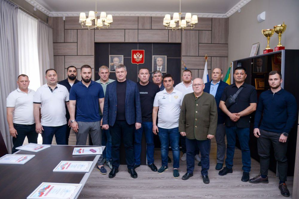 Александр Юрьев: Сегодня вручил благодарности предпринимателям, которые регулярно оказывают поддержку бойцам специальной военной операции, всегда проявляют инициативу и принимают участие в благоустройстве города, украшении...