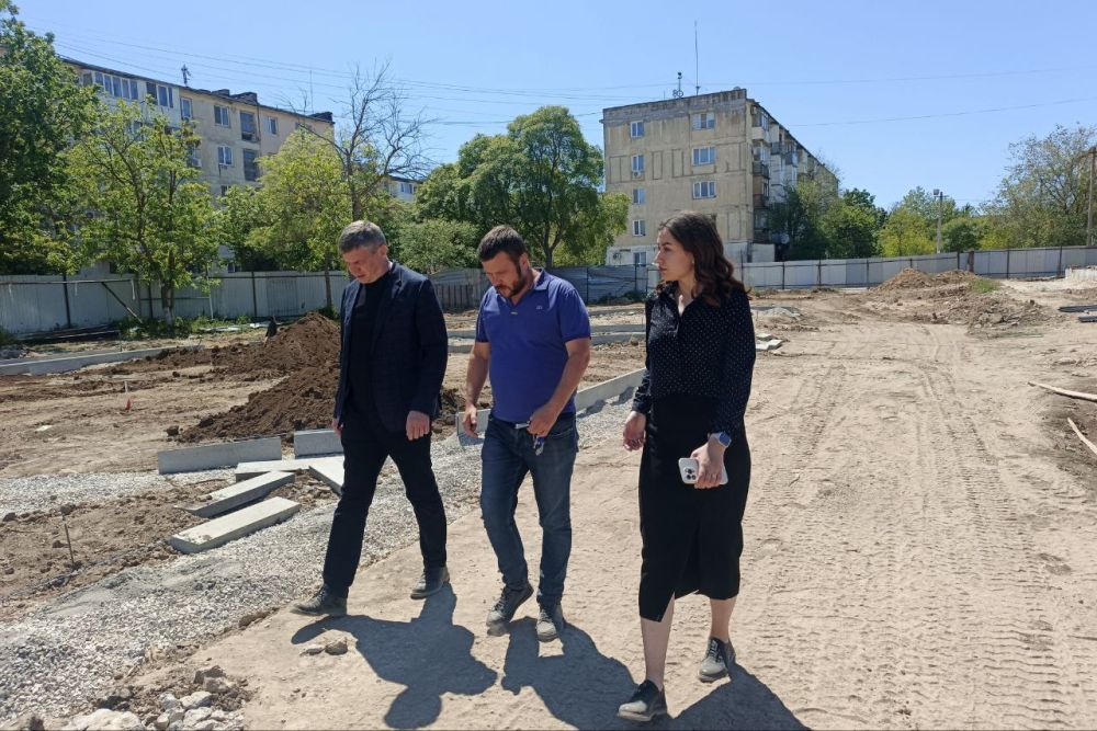 Александр Юрьев: В 2025 году в Евпатории по федеральному проекту «Формирование комфортной городской среды» проходит благоустройство сквера на месте взорвавшегося дома по ул. Некрасова, 67. Эта территория была определена...