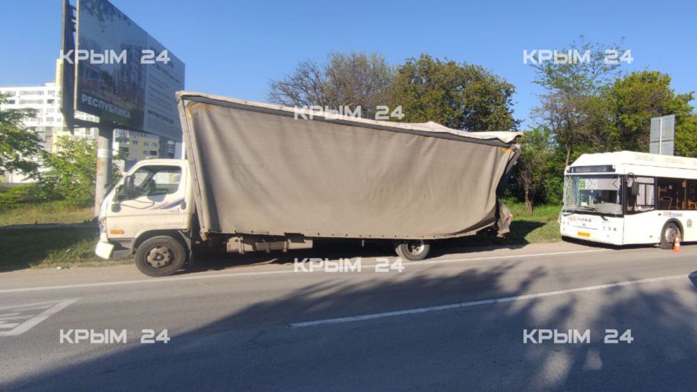 ДТП с автобусами и грузовиком произошло в Симферополе ДТП с автобусами и грузовиком произошло в Симферополе