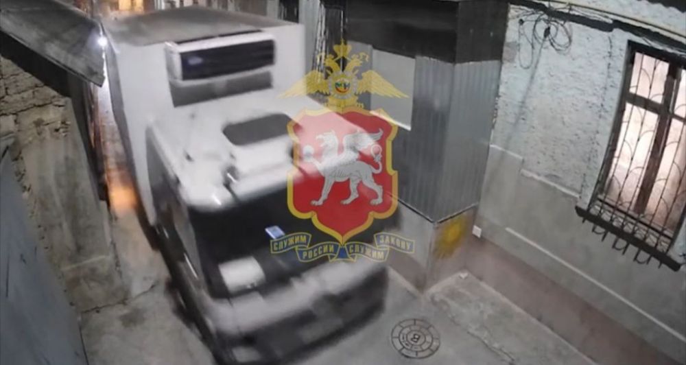 В Симферополе иностранец напился, угнал грузовик и разбил 4 машины В Симферополе иностранец напился, угнал грузовик и разбил 4 машины